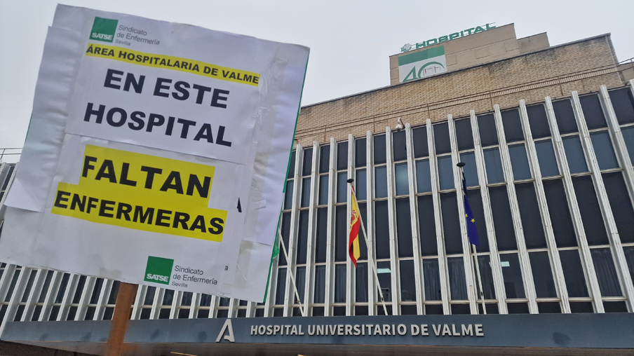 Protesta en el Hospital de Valme por la falta de personal